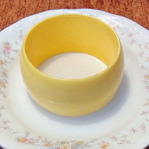 Vtg Pastel Yellow Wide Thick Plastic Lucite Chunky Statement Bangle Bracelet MOD - Picture 2 of 6